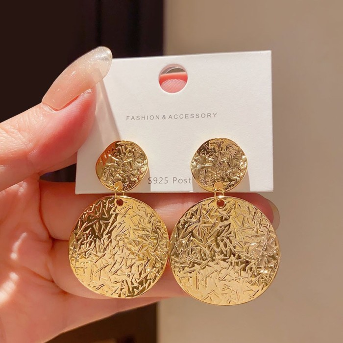 Large earrings with heavy metal texture, presenting a cool and minimalist style of jewelry. DLZEH08