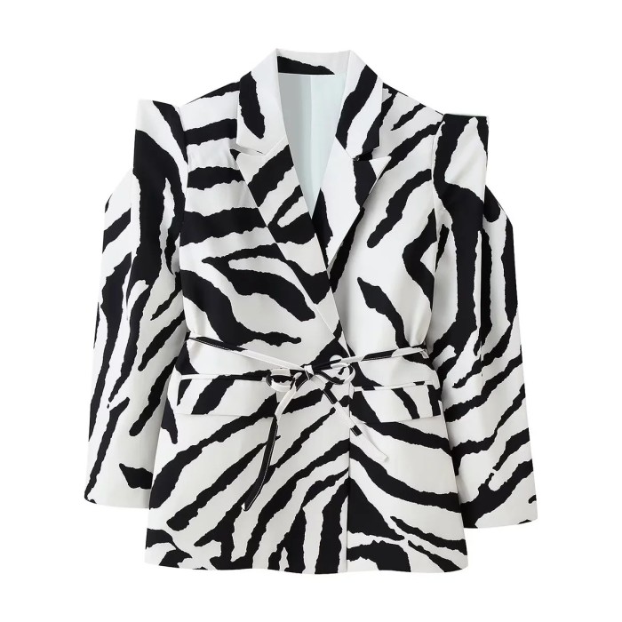 Elegant and trendy fashion design with animal patterns. V-neck and fitted waist. Formal jacket.  DLZ2651600
