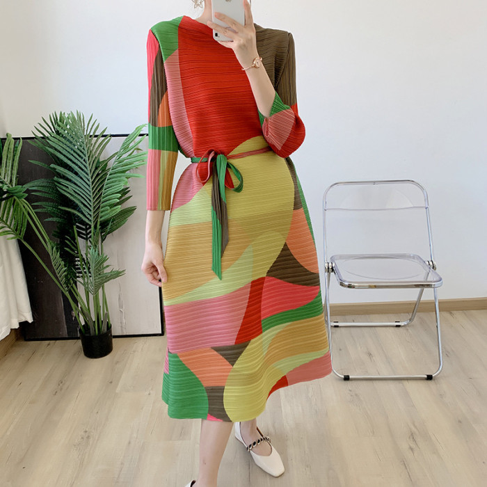 New large-sized loose-fitting dress that conceals the belly and makes the figure look slimmer, with pleated design.  DLZqz523