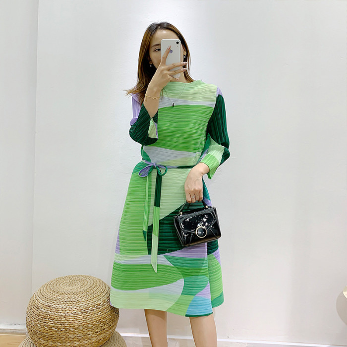 New large-sized loose-fitting dress that conceals the belly and makes the figure look slimmer, with pleated design.  DLZqz523