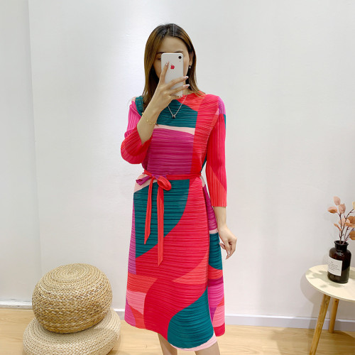 New large-sized loose-fitting dress that conceals the belly and makes the figure look slimmer, with pleated design.  DLZqz523