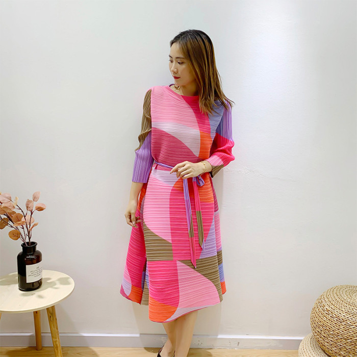 New large-sized loose-fitting dress that conceals the belly and makes the figure look slimmer, with pleated design.  DLZqz523