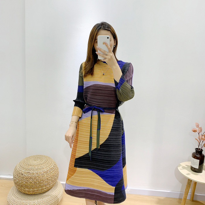 New large-sized loose-fitting dress that conceals the belly and makes the figure look slimmer, with pleated design.  DLZqz523