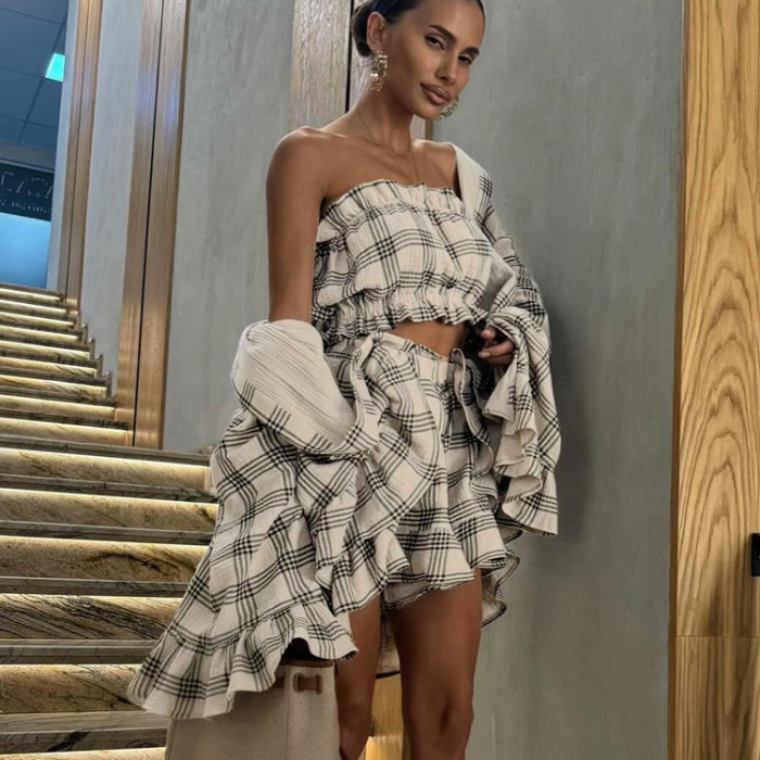 New style collar button-down shirt, flared sleeve shorts, and a three-piece set with a plunging top and short legs.  DLZsjt061204