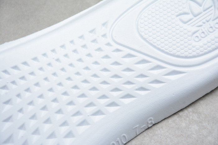 Yeezy 350 V2“Antlia ” FV3250