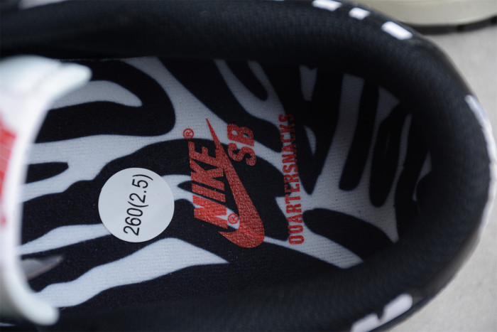 Quartersnacks x NK SB Dunk “Zebra” DM3510-001
