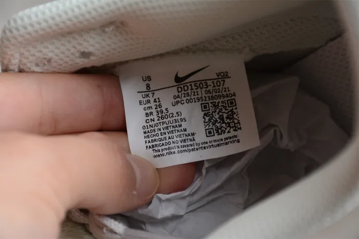NK SB Dunk LOW “Light Bone” DD1503-107