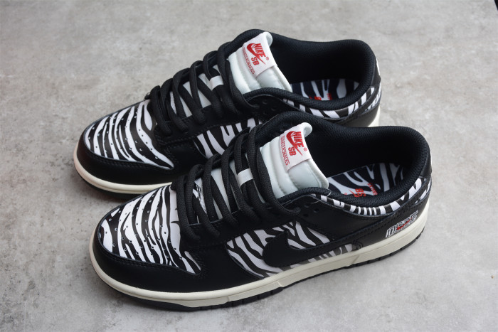 Quartersnacks x NK SB Dunk “Zebra” DM3510-001