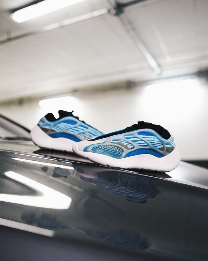 Yeezy Boost 700V3 Arzare G54850