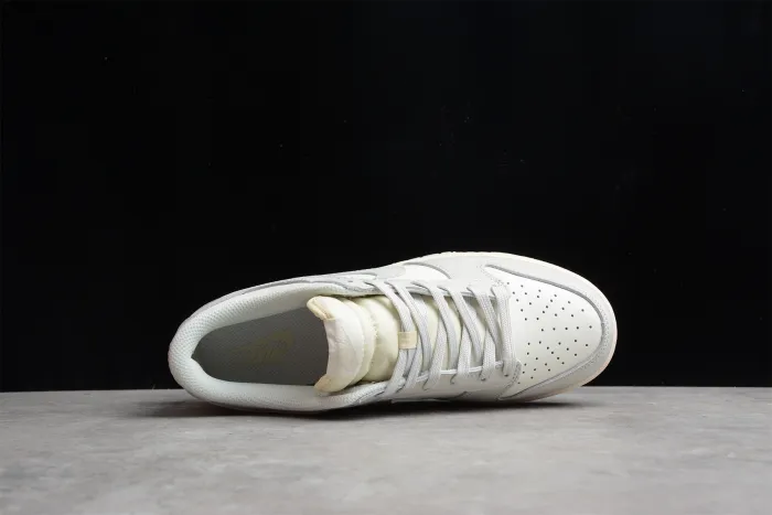 NK SB Dunk LOW “Light Bone” DD1503-107