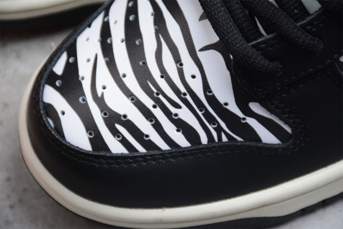 Quartersnacks x NK SB Dunk “Zebra” DM3510-001