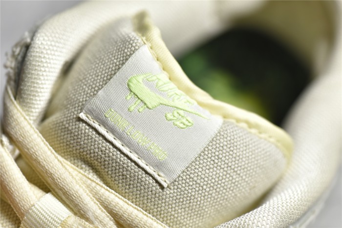 SB Dunk Low  Mummy  DM0774-111