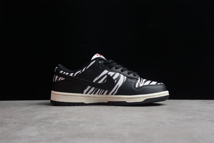 Quartersnacks x NK SB Dunk “Zebra” DM3510-001