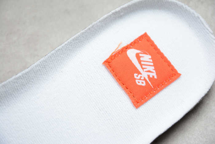 SB Dunk “Orange Label” CD2563-100