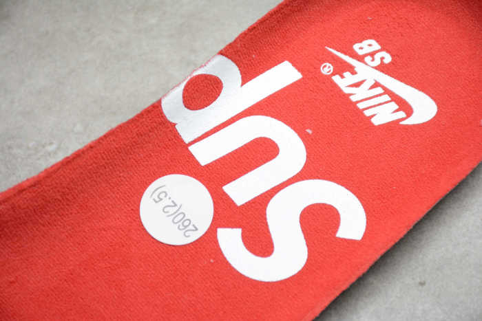 Supreme x SB Dunk Low “Barkroot Brown” DH3228-103