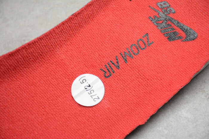 SB Dunk Low Pro   Chicago  Red White Black 917567-641