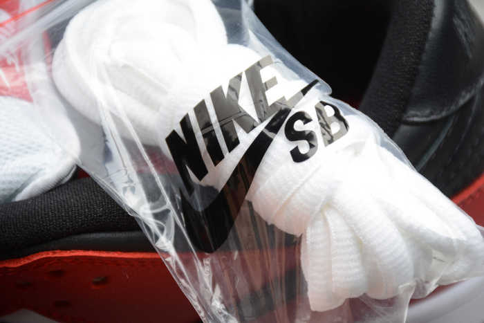 SB Dunk Low Pro   Chicago  Red White Black 917567-641