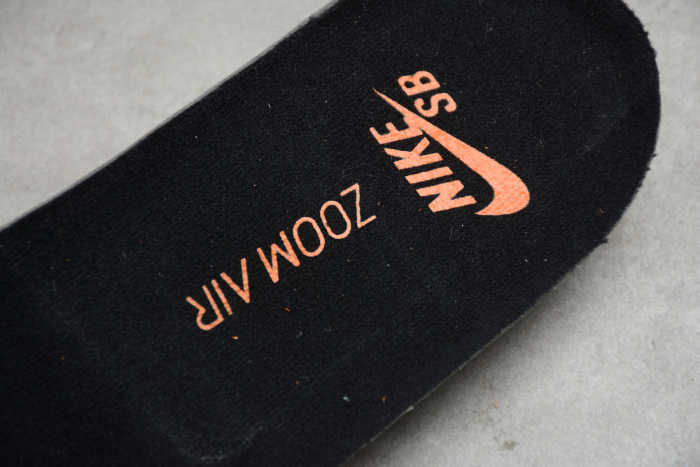 SB Dunk Ceramic Black Orange BQ6817-400