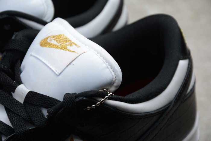 Supreme x SB Dunk Low “Black Stars”  DH3228-102