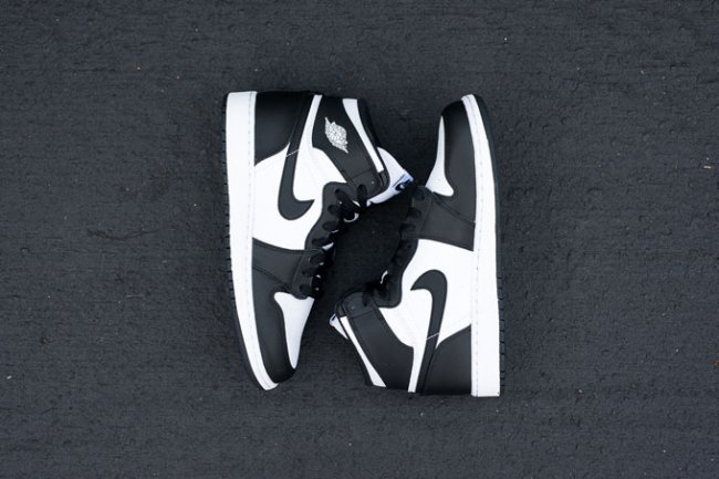 Air Jordan 1 Retro High OG Black/White 555088-010