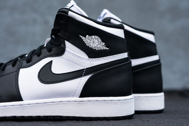 Air Jordan 1 Retro High OG Black/White 555088-010