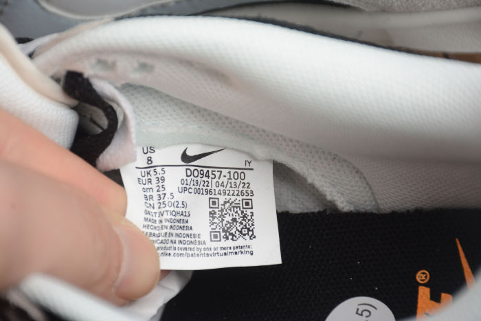 SB Dunk Low SE 85 Black White DO9457-100