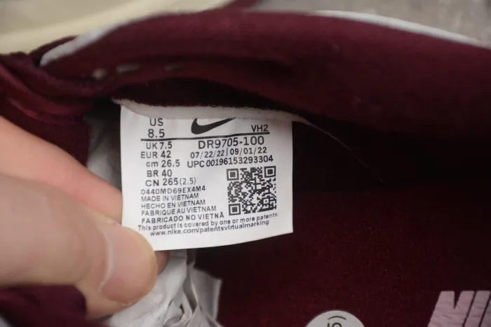 SB Dunk Low Red Valentine's Day DR9705-100