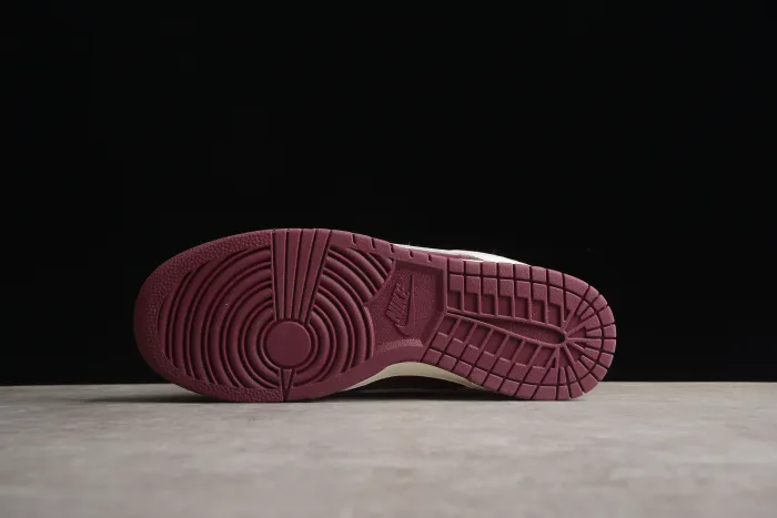 SB Dunk Low Red Valentine's Day DR9705-100