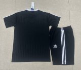 clover adidds   training  fans  black white  1:1 25-26