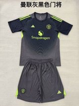 Manchester United  Goalkeeper Fans  (Kids and Man)  1:1 Quality Soccer Jersey  25-26