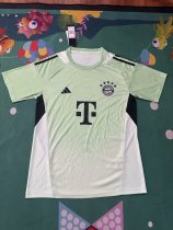 Bayern Munich  Goalkeeper Green fans  1:1 Quality Soccer Jersey  25-26