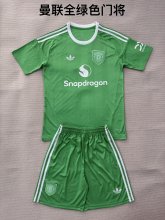 Manchester United Goalkeeper Green  Fans 1:1 Quality Soccer Jersey   25-26 (kids and man )