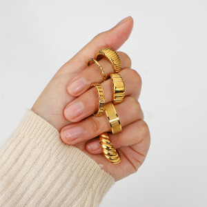 Stainless steel croissant ring gold ring