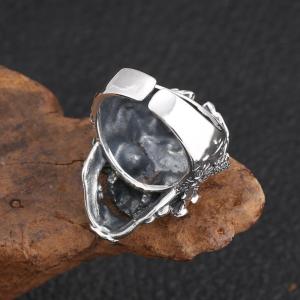 Exaggerated and domineering skull with adjustable opening ring