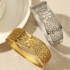 Stainless steel hollow flower bracelet