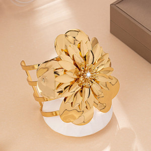 Diamond studded pearl flower opening bracelet