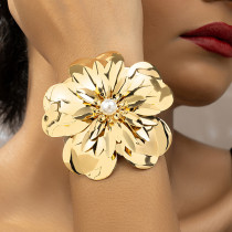 Diamond studded pearl flower opening bracelet