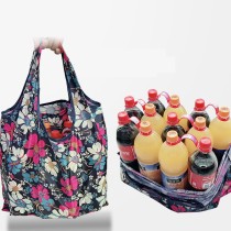 Foldable shopping bag and carry it hand in hand