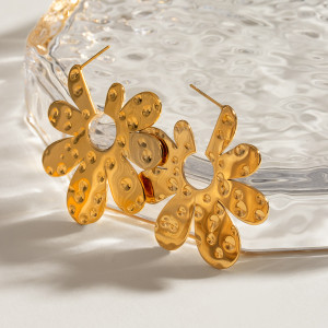 Stainless steel hammer patterned flower earrings