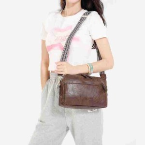 Crossbody bag with three zippers, mobile phone leather handbag, colorful shoulder strap, single shoulder bag