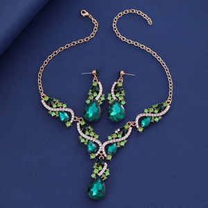 Fashionable and minimalist bridal jewelry, crystal necklace, earring set