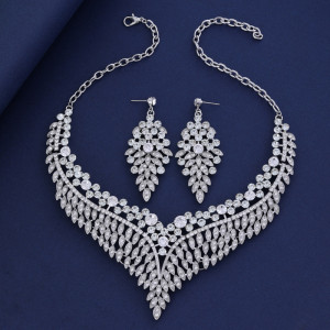 Fashionable and minimalist bridal jewelry, crystal necklace, earring set
