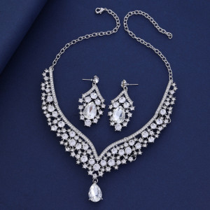 Fashionable and minimalist bridal jewelry, crystal necklace, earring set