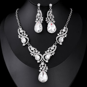 Fashionable and minimalist bridal jewelry, crystal necklace, earring set
