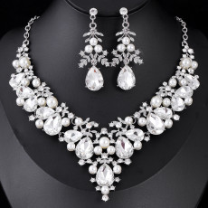 Fashionable and minimalist bridal jewelry, crystal necklace, earring set