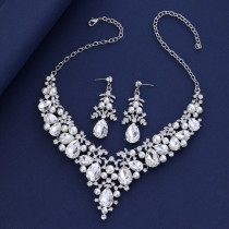 Fashionable and minimalist bridal jewelry, crystal necklace, earring set