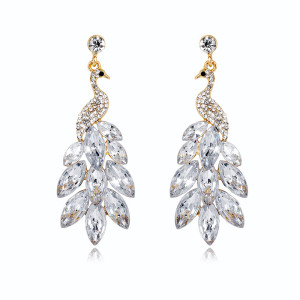 Elegant luxury earrings with diamond studded earrings for brides' wedding earrings