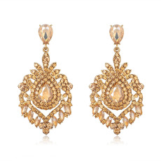 Elegant luxury earrings with diamond studded earrings for brides' wedding earrings