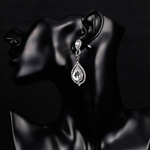 Elegant luxury earrings with diamond studded earrings for brides' wedding earrings