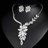 Fashionable and minimalist bridal jewelry, crystal necklace, earring set